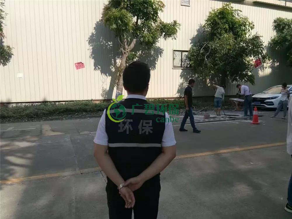 順德容桂環運分局當場抓到一男子偷倒玻璃廢渣到沙井(圖3)